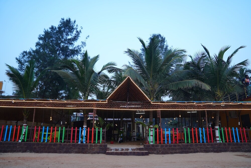 Гокарна: Livin Waves Beach stay and cafe
