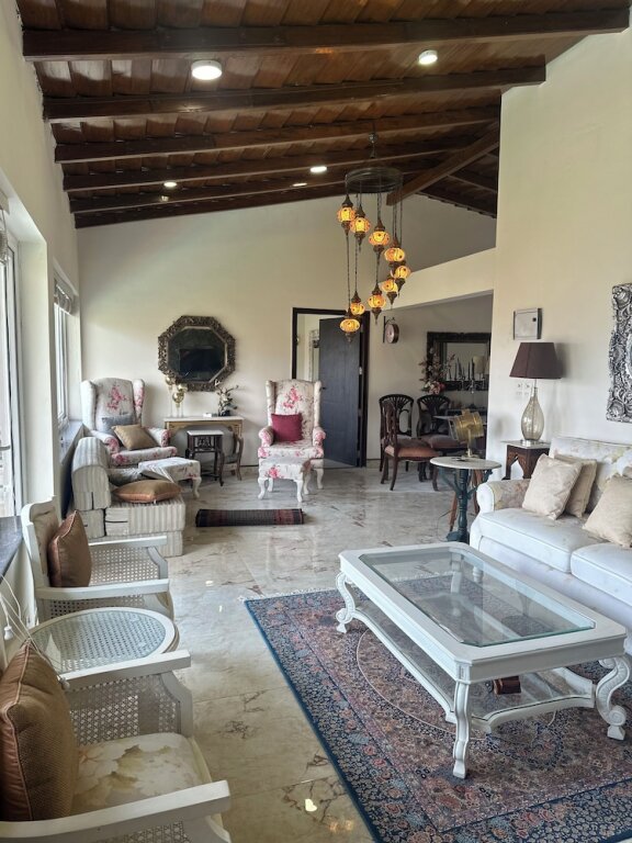 Наинитал: Luxsugero Penthouse Kaichidham