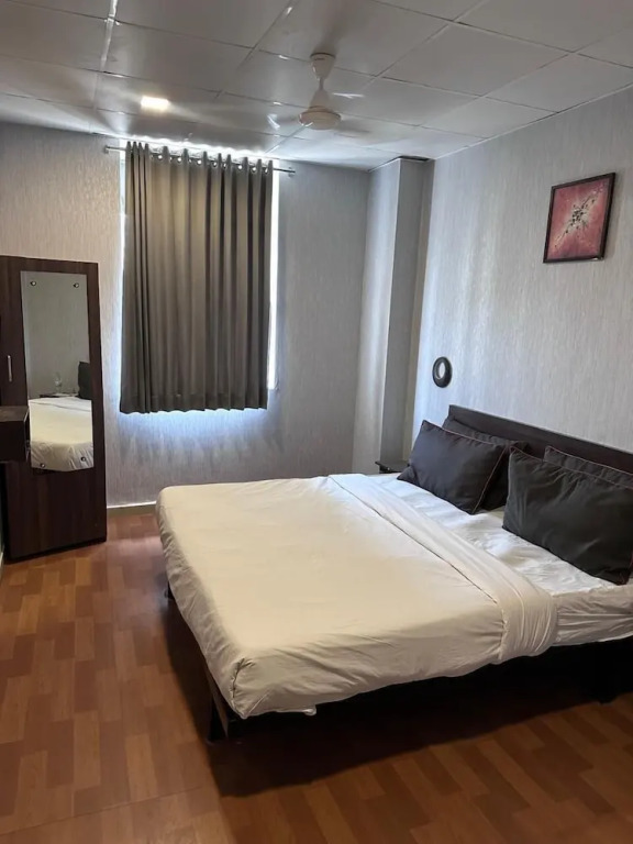 Сурат: Hotel Gokul Solitaire - Surat