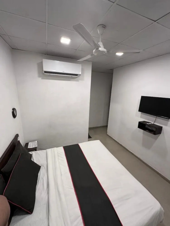 Сурат: Hotel Gokul Solitaire - Surat