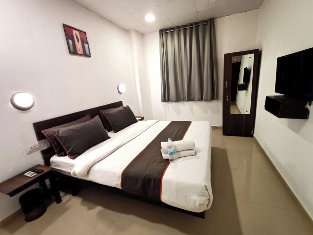 Сурат: Hotel Gokul Solitaire - Surat