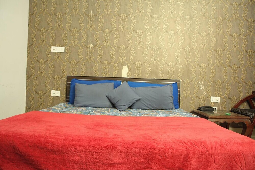 Паонта Сахиб: The Brighton Hotel