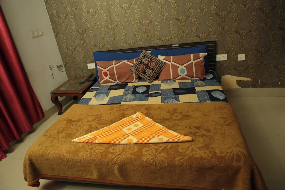 Паонта Сахиб: The Brighton Hotel