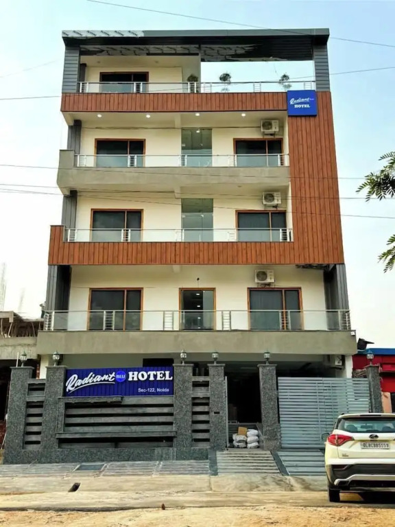 Нойда: Radiant Blu Hotel