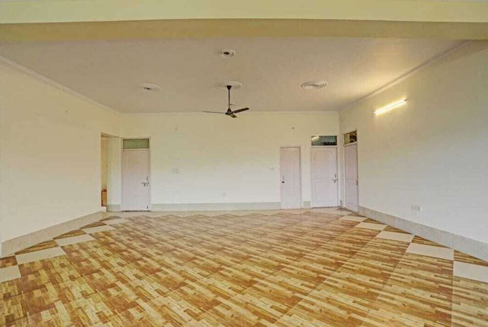 Большая Нойда: Hotel Jagdamby Residency