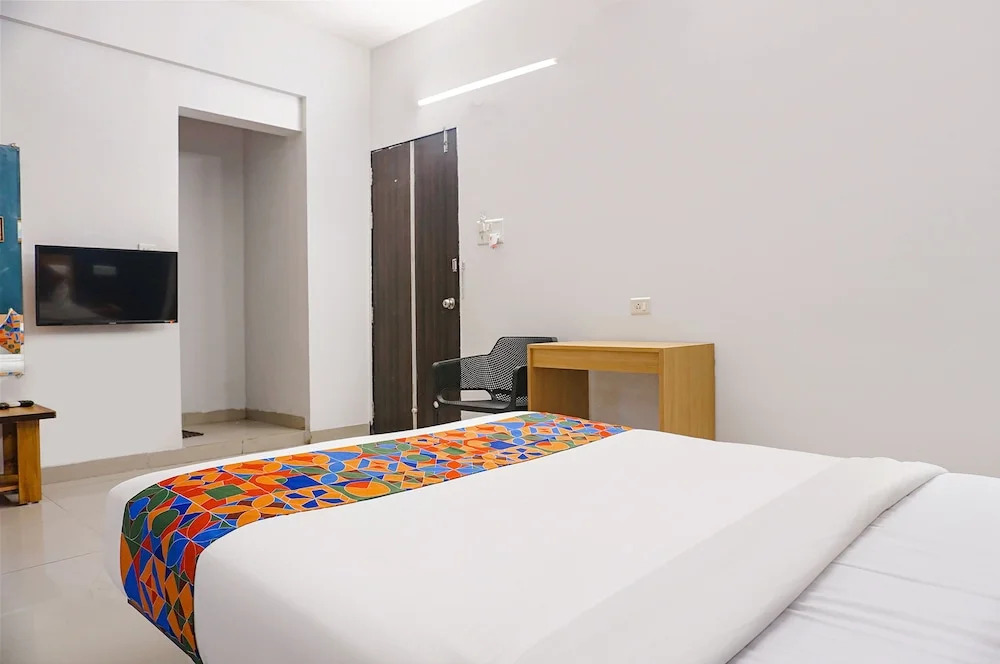 Пимпри-Чинчвад: FabHotel Aura Homes