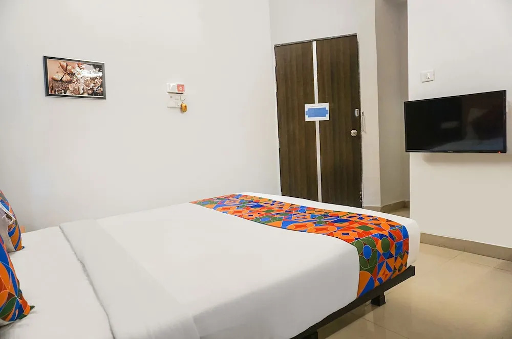 Пимпри-Чинчвад: FabHotel Aura Homes