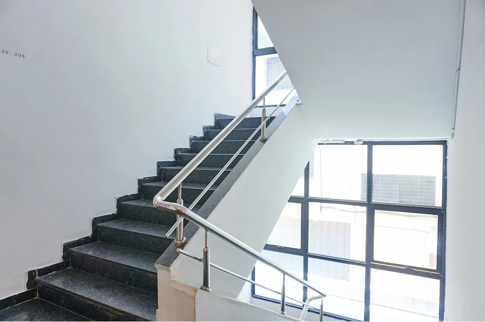 Пимпри-Чинчвад: FabHotel Aura Homes
