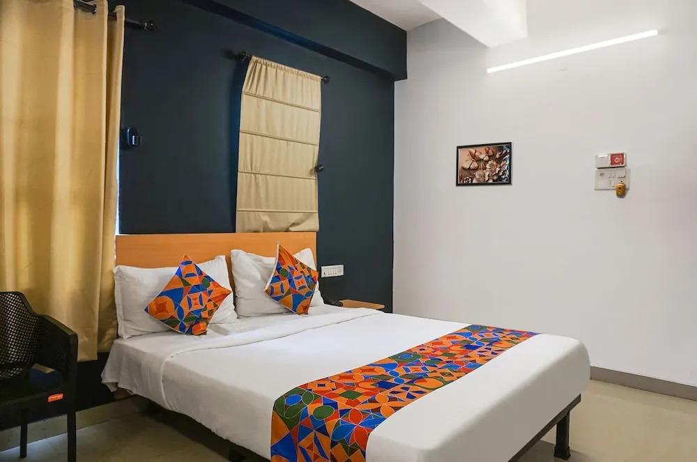 Пимпри-Чинчвад: FabHotel Aura Homes