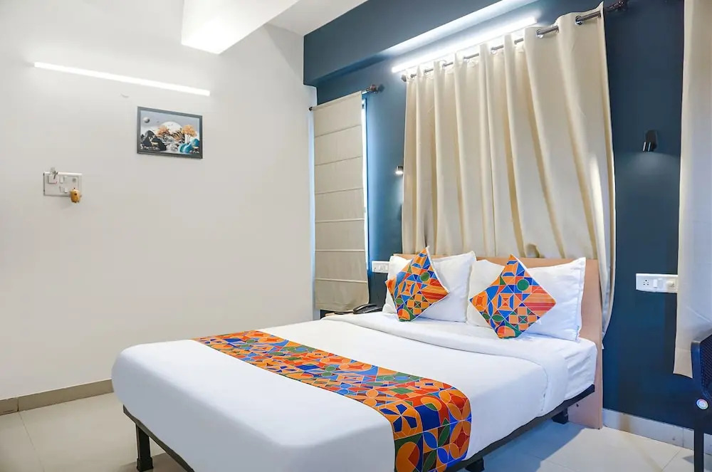 Пимпри-Чинчвад: FabHotel Aura Homes