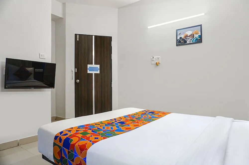 Пимпри-Чинчвад: FabHotel Aura Homes