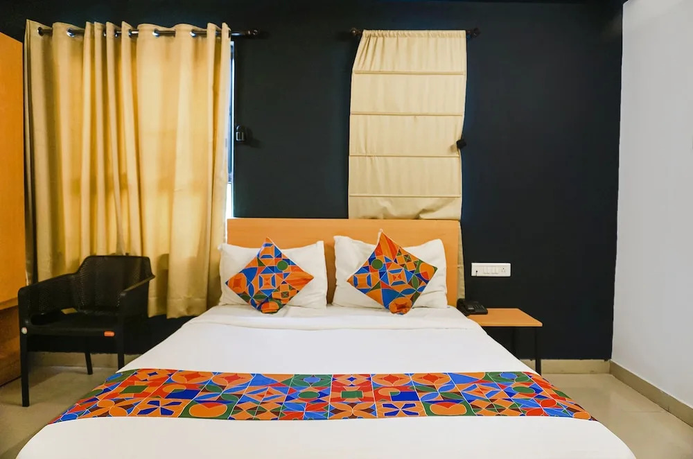 Пимпри-Чинчвад: FabHotel Aura Homes