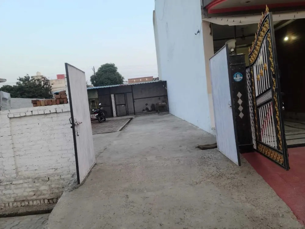 Вриндаван: Shri Krishnashrya Seva Sadan By GRB