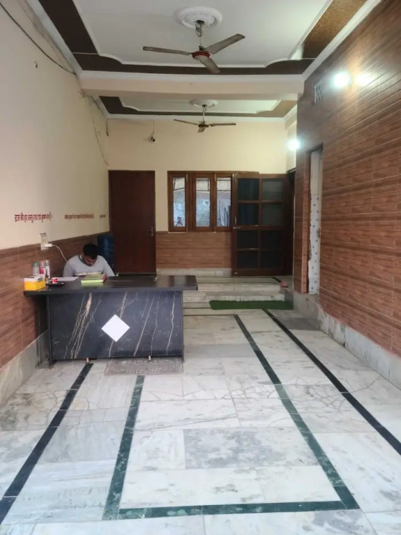 Вриндаван: Shri Krishnashrya Seva Sadan By GRB