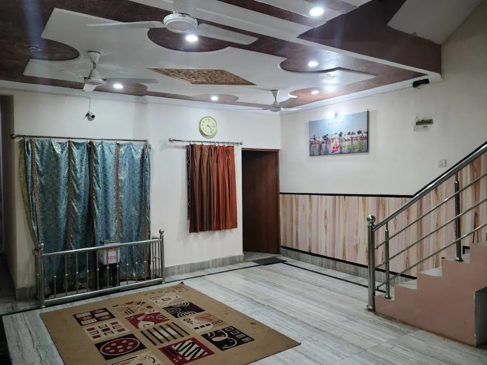 Вриндаван: Shri Krishnashrya Seva Sadan By GRB