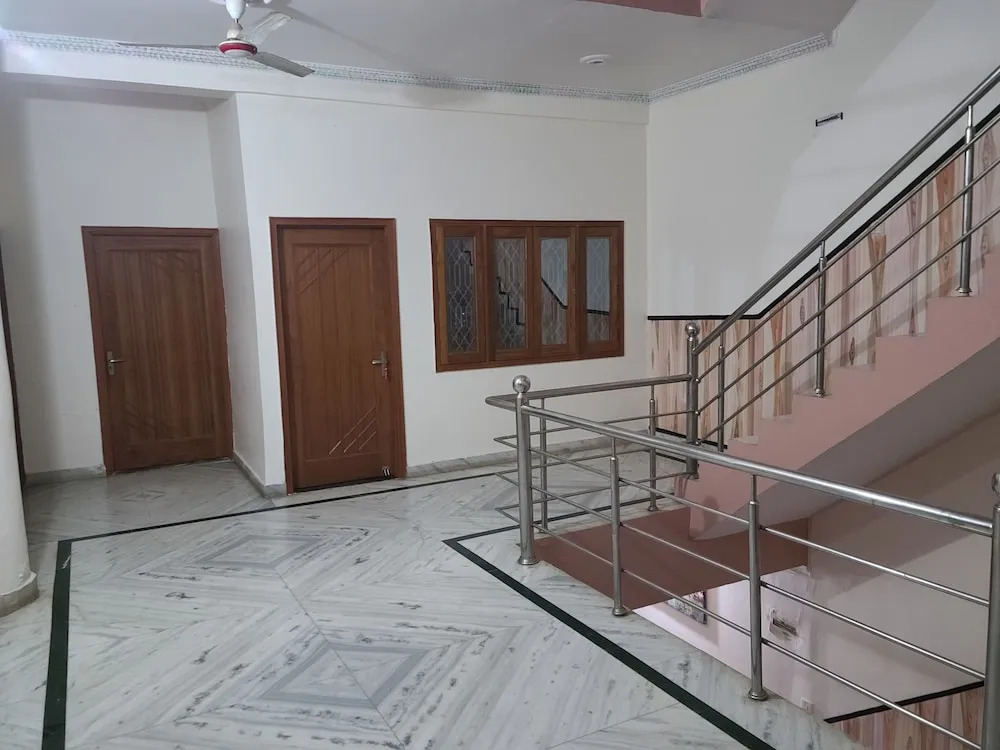 Вриндаван: Shri Krishnashrya Seva Sadan By GRB