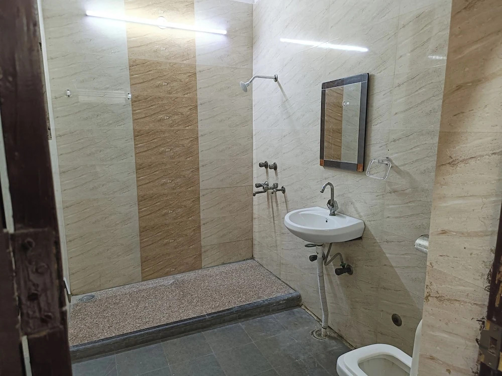 Нойда: Swastika Homes Near Wave City Center Noida