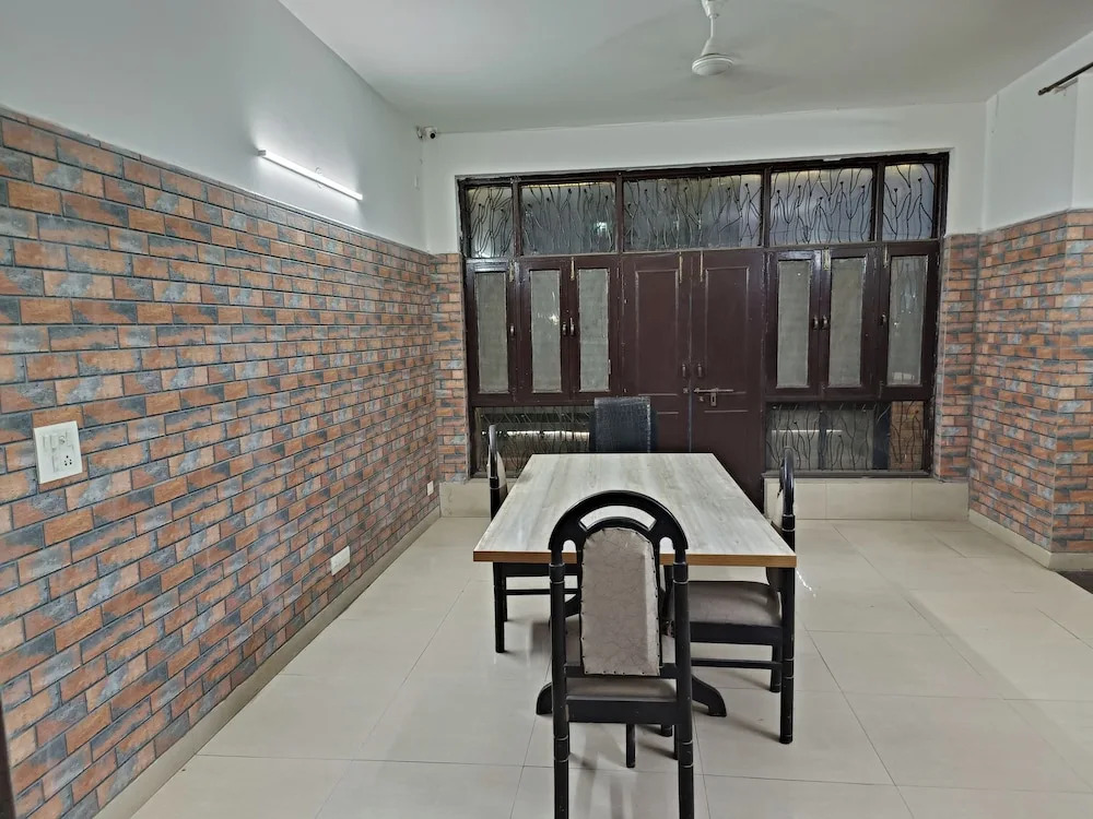 Нойда: Swastika Homes Near Wave City Center Noida