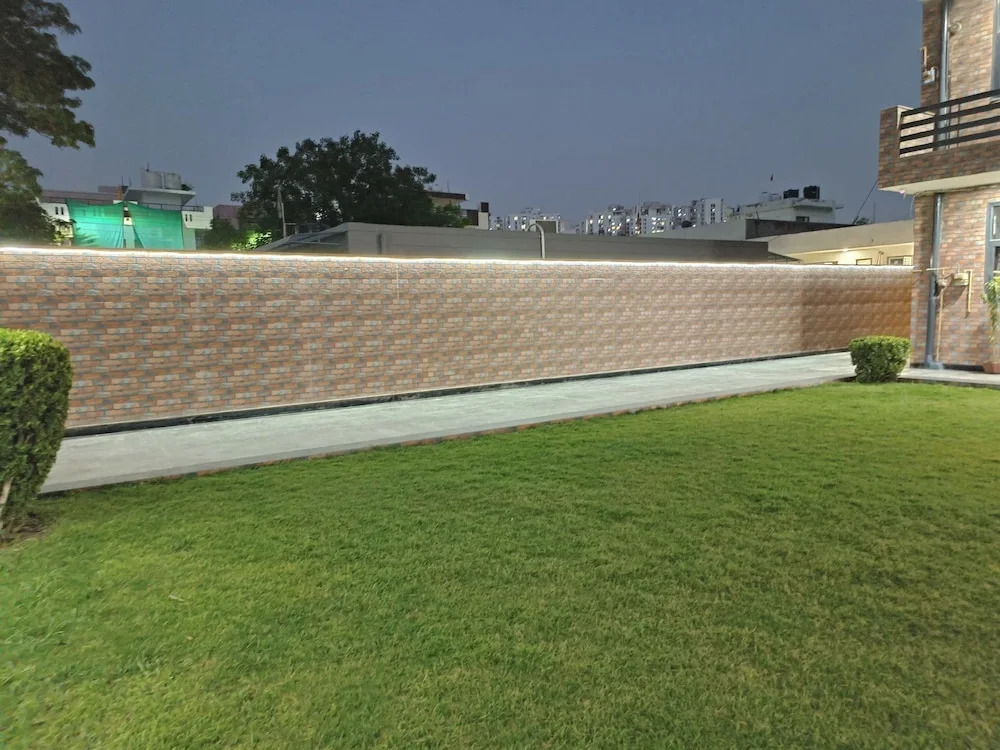 Нойда: Swastika Homes Near Wave City Center Noida
