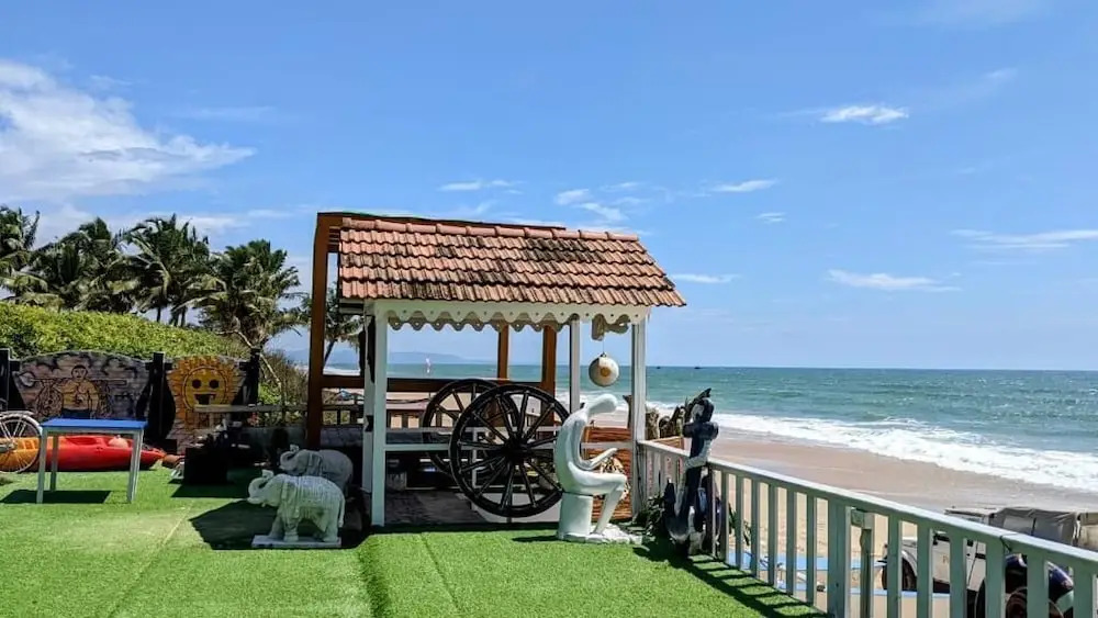 Колва: Pele's beach cottage