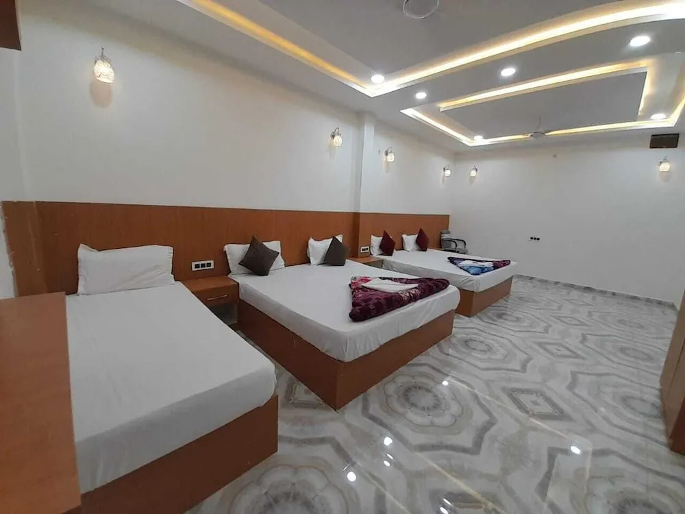 Айодхья: The Nirmala palace