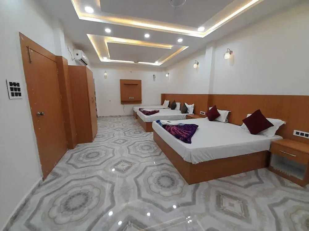 Айодхья: The Nirmala palace