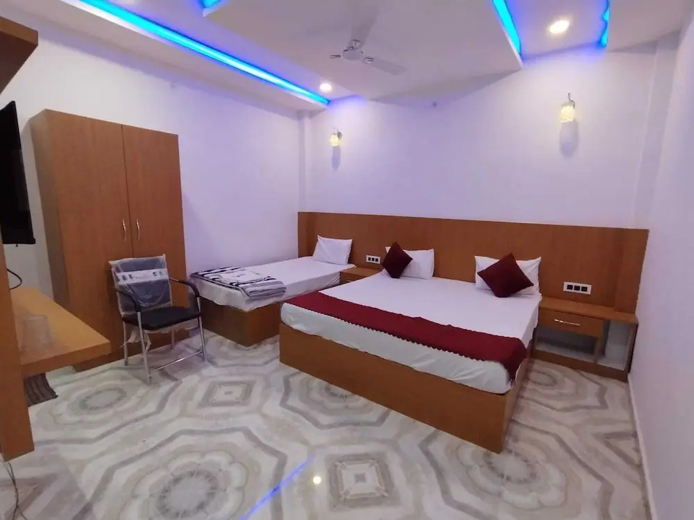 Айодхья: The Nirmala palace