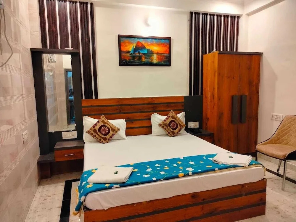 Айодхья: The Nirmala palace