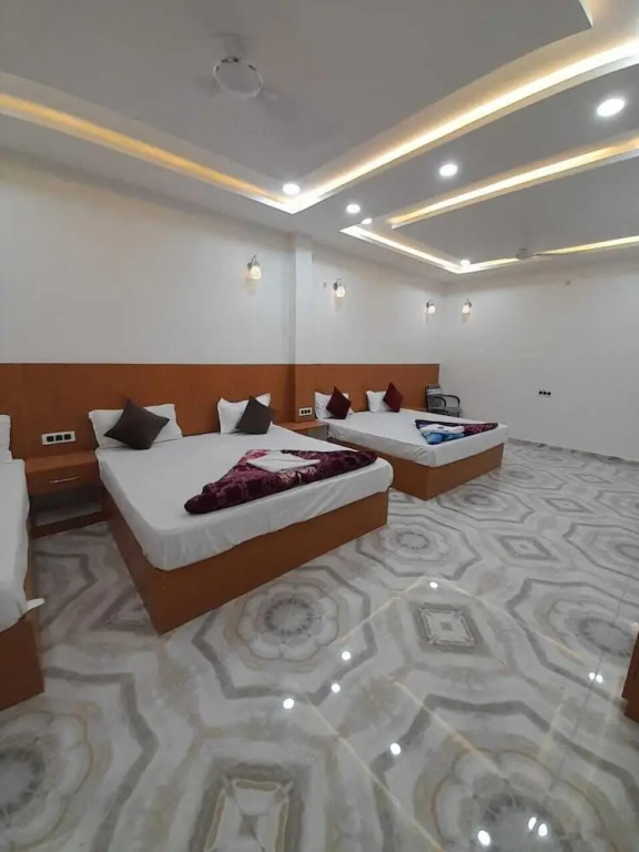 Айодхья: The Nirmala palace