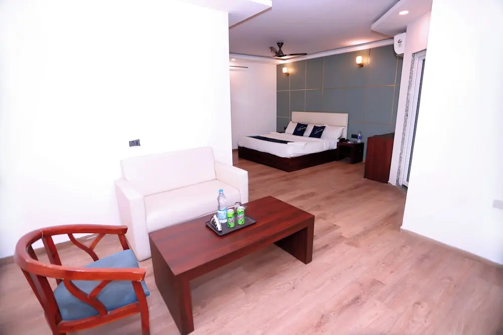 Нойда: Hotel Core One Bliss