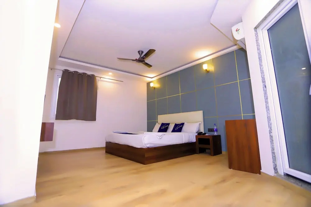 Нойда: Hotel Core One Bliss