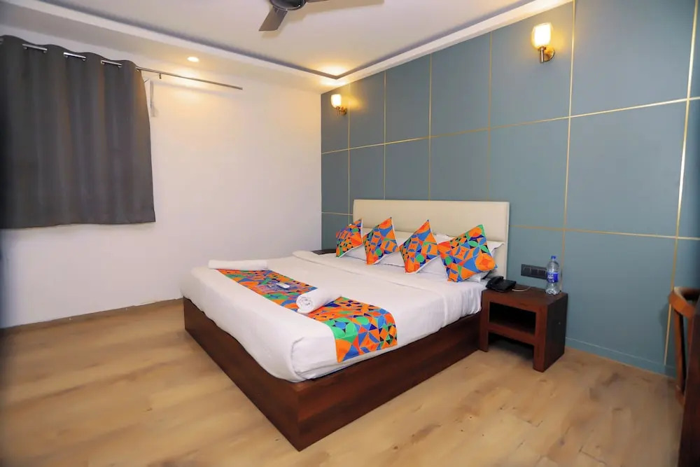 Нойда: Hotel Core One Bliss