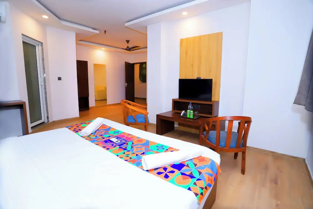 Нойда: Hotel Core One Bliss