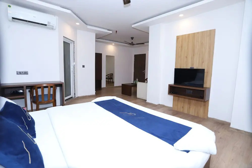 Нойда: Hotel Core One Bliss