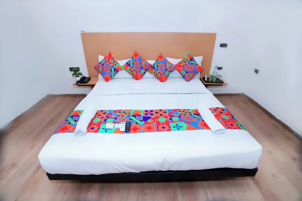 Нойда: Hotel Core One Bliss