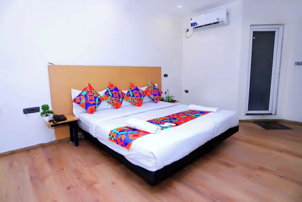 Нойда: Hotel Core One Bliss