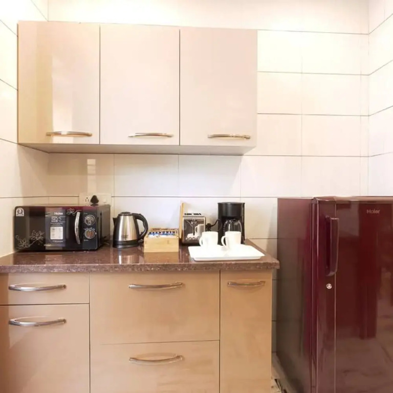 Гуруграм: Spacious Executive Suite With Bathtub Balcony