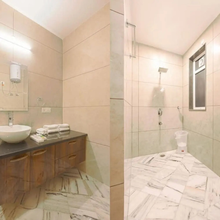 Гуруграм: Spacious Executive Suite With Bathtub Balcony