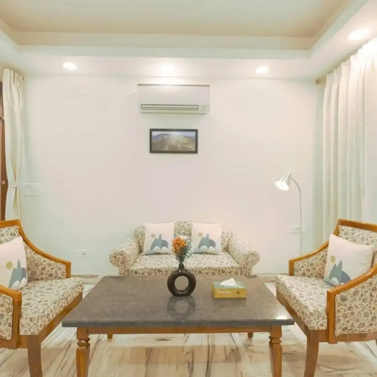 Гуруграм: Spacious Executive Suite With Bathtub Balcony