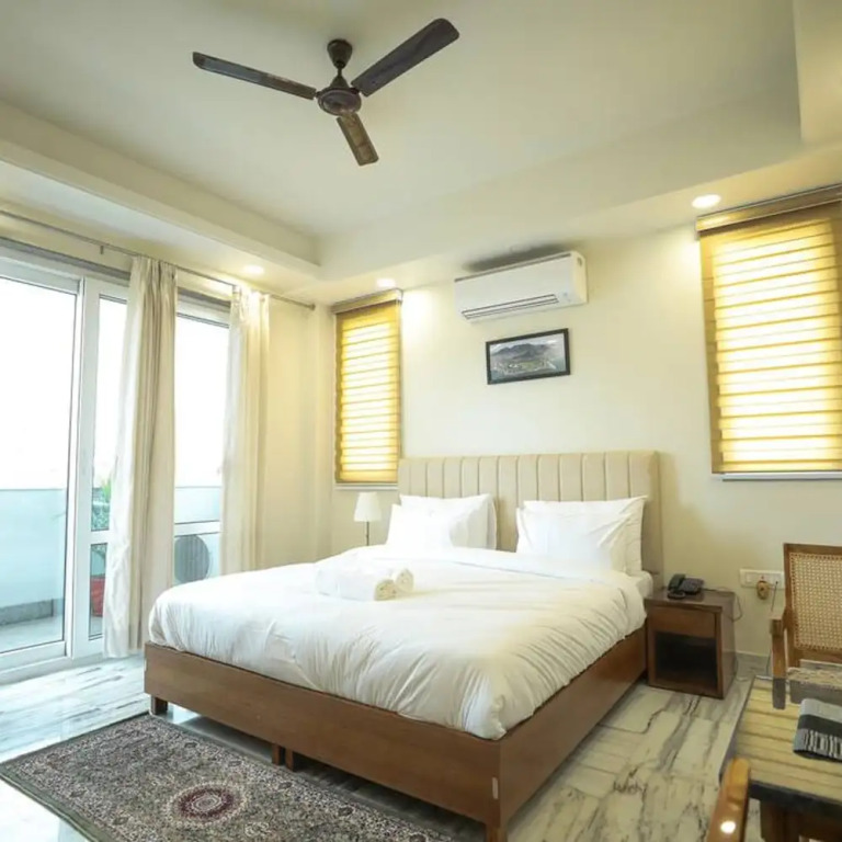 Гуруграм: Spacious Executive Suite With Bathtub Balcony