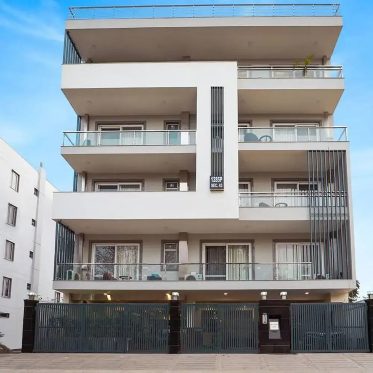 Гуруграм: Spacious Executive Suite With Bathtub Balcony