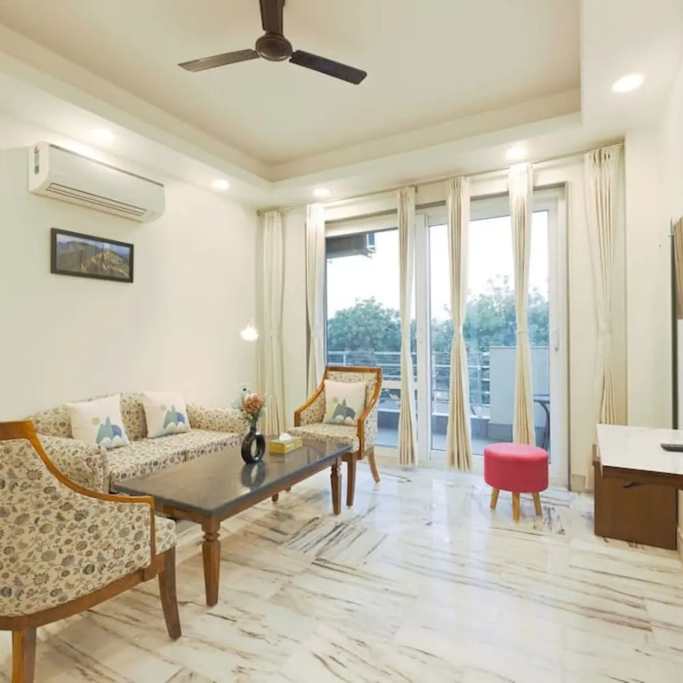 Spacious Executive Suite With Bathtub Balcony — фото 1