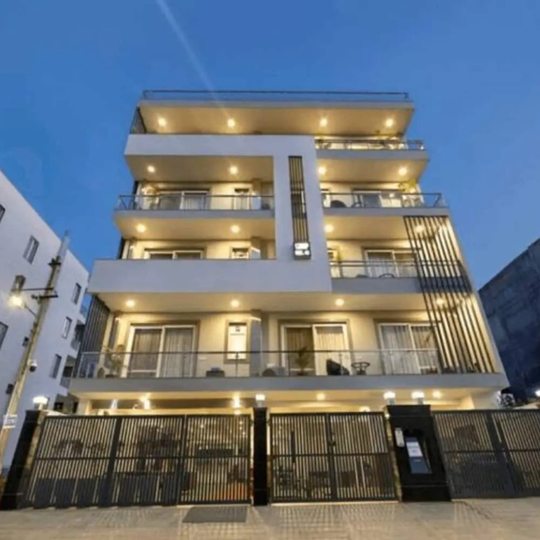 Гуруграм: Spacious Executive Suite With Bathtub Balcony