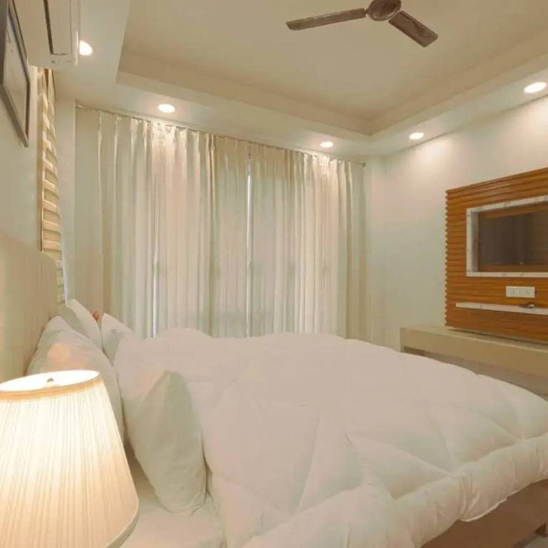 Гуруграм: Spacious Executive Suite With Bathtub Balcony