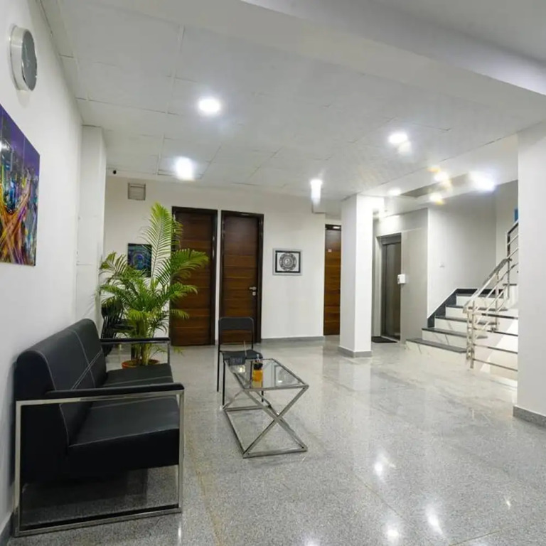 Гуруграм: Modern Loft Overlooking Hills and Park