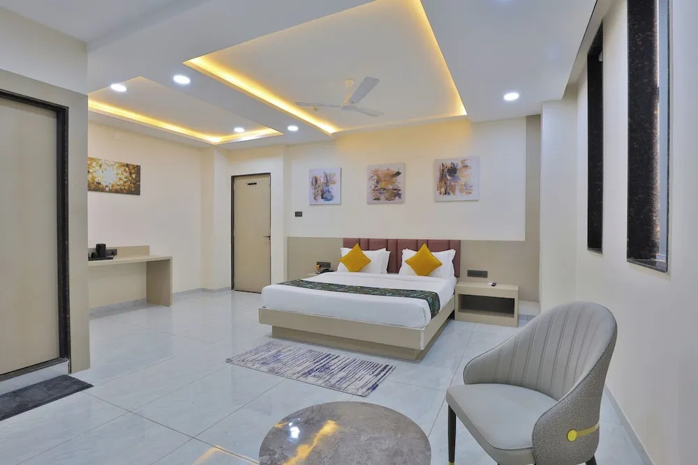 Ананд: Hotel The Grand Radhey