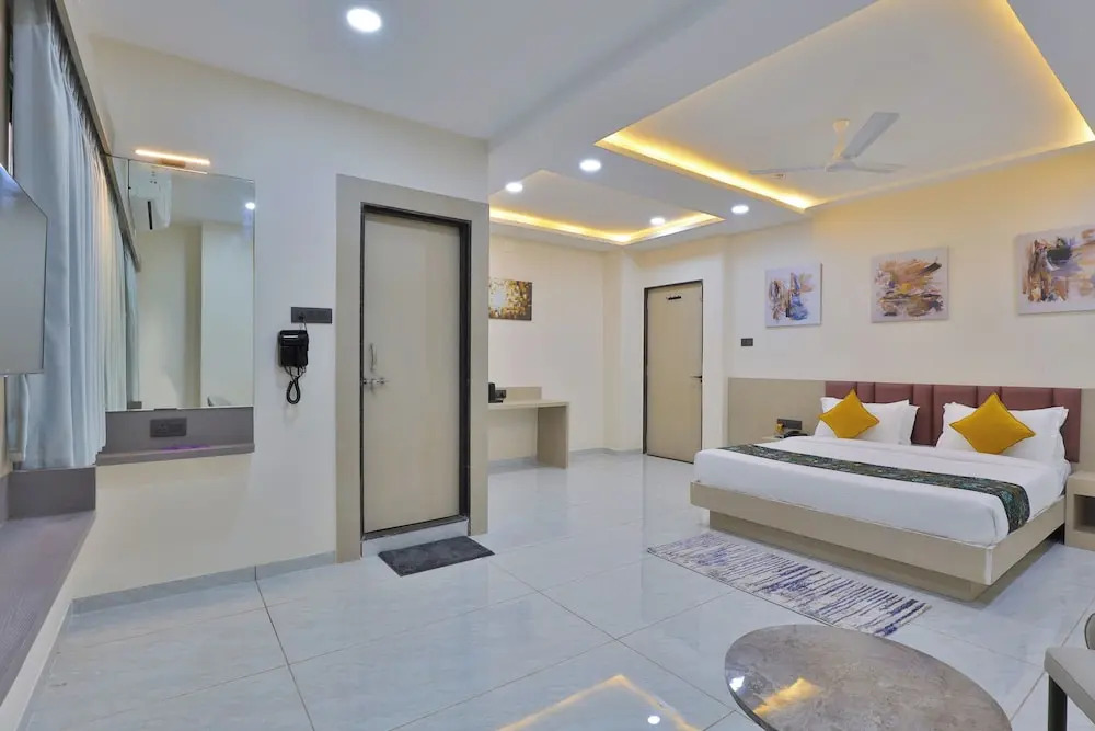 Ананд: Hotel The Grand Radhey