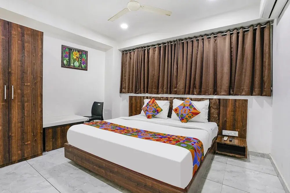 Сурат: Fabhotel Rose Palace