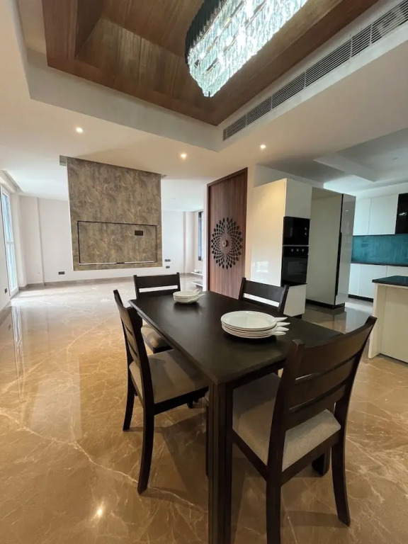 Гуруграм: Casa Feliz Golf Course Road