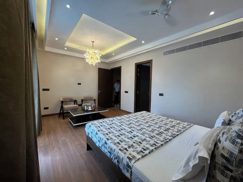 Гуруграм: Casa Feliz Golf Course Road